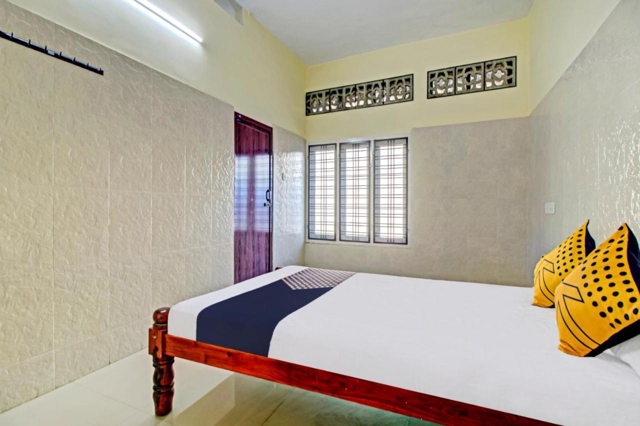 Spot On J P Tourist Home Kollam Extérieur photo