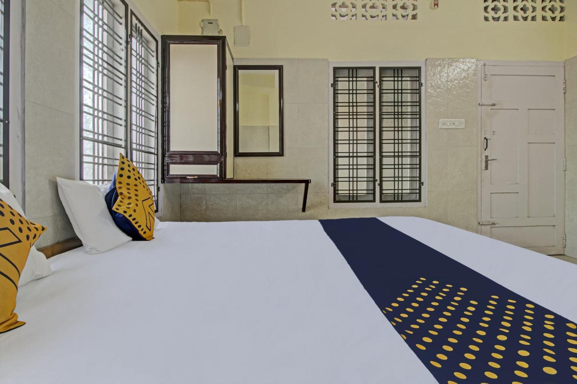 Spot On J P Tourist Home Kollam Extérieur photo