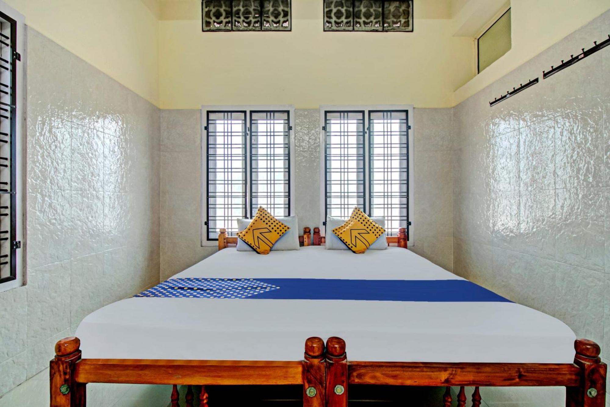 Spot On J P Tourist Home Kollam Extérieur photo
