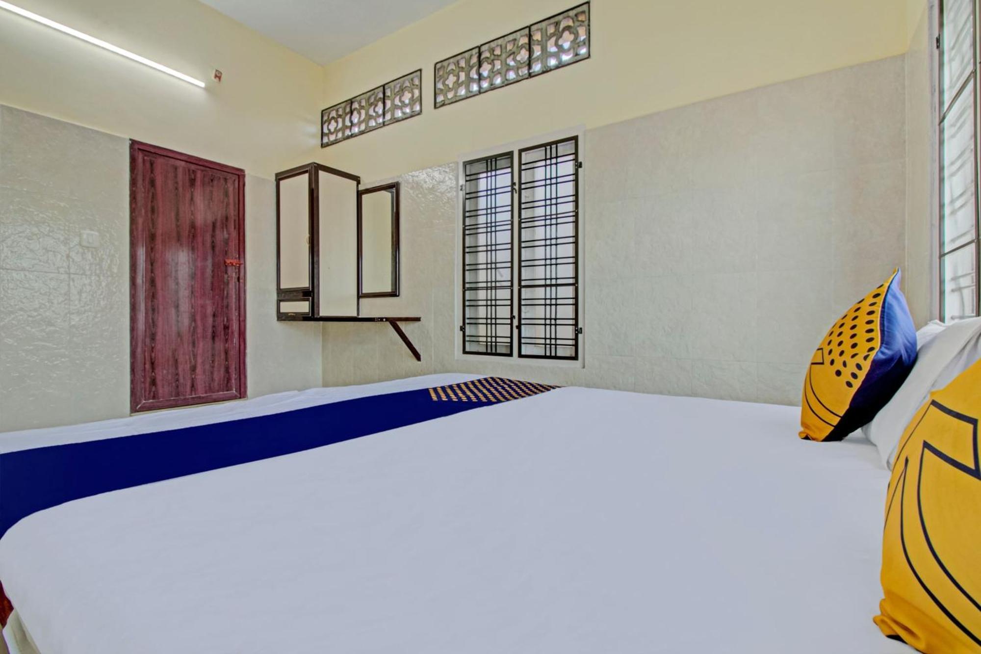 Spot On J P Tourist Home Kollam Extérieur photo